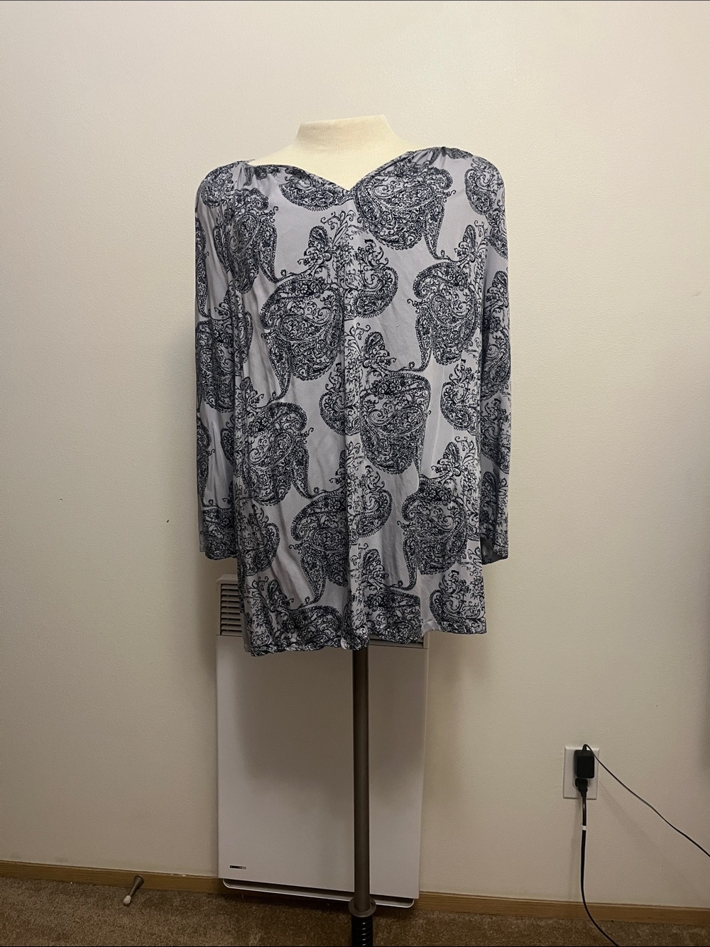 Women's Long Sleeve Paisley V-Neck Top in Light Gray and Navy